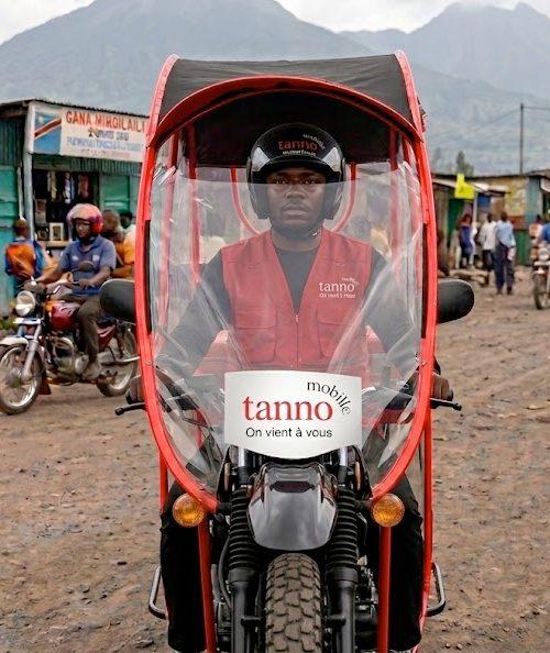 Coiffeur Tanno qui arrive à moto, casque sur la tête
