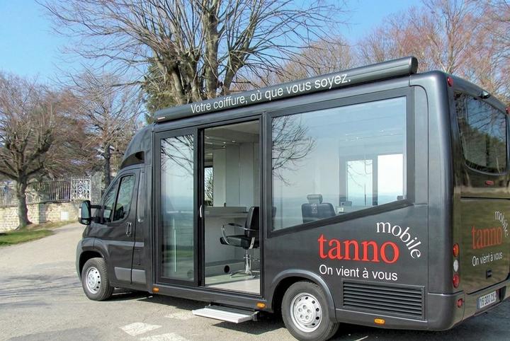 Le minibus salon Tanno, porte ouverte sur son fauteuil